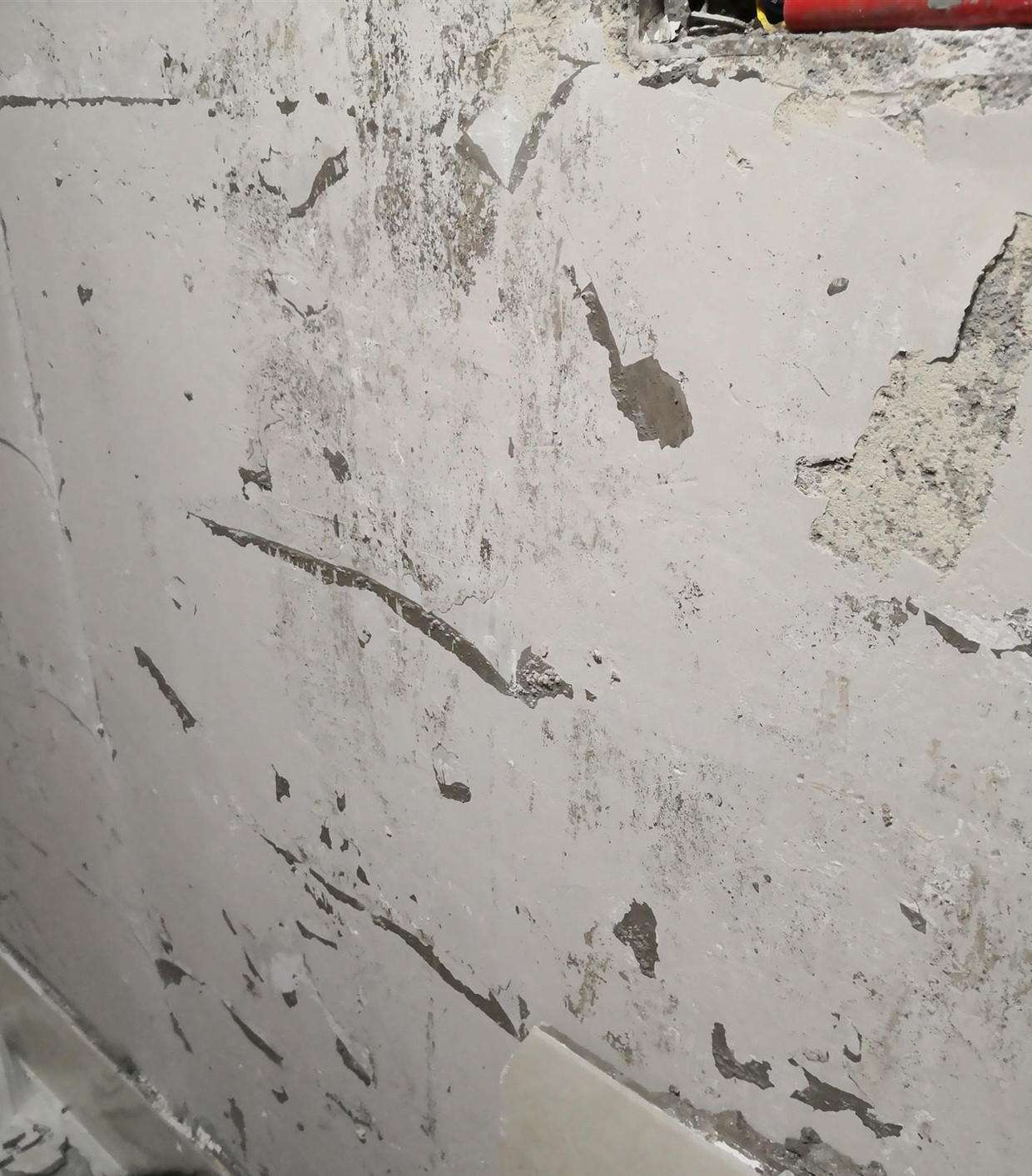 刚贴好的瓷砖发现在空鼓赔偿(刚贴好的瓷砖发现在空鼓了怎么办)